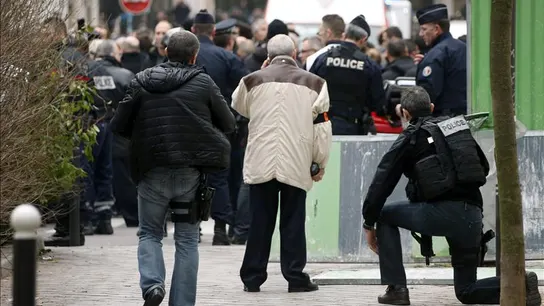 La policía bloquea las calles próximas al semanario La policía bloquea las calles próximas al semanario