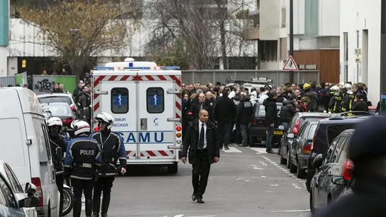 Policías y miembros de los servicios de emergencia desplegados en los alrededores Policías y miembros de los servicios de emergencia desplegados en los alrededores