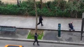 Brutal agresión a un hombre en el suelo en París