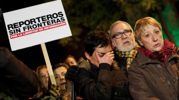 Una manifestante en Madrid sostienen una pancarta de 'Reporteros sin Fronteras'