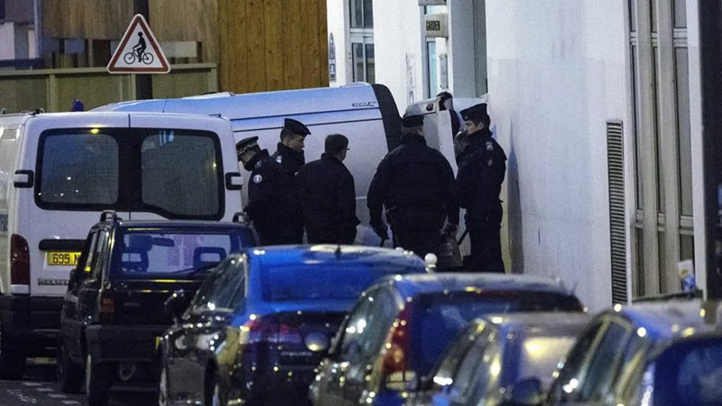 Agentes de Policía en las calles de París Agentes de Policía en las calles de París