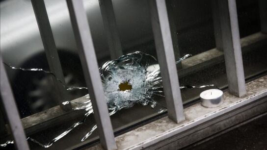 Impacto de una bala en un cristal