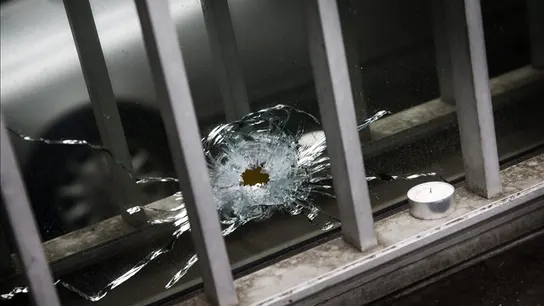 Impacto de una bala en un cristal Impacto de una bala en un cristal