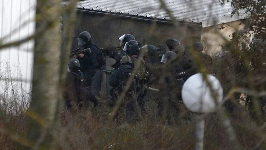 Agentes preparados para el asalto a la imprenta en Francia Agentes preparados para el asalto a la imprenta en Francia
