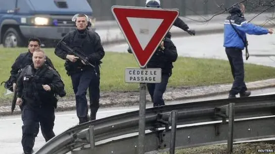 Agentes de la Policía francesa en la zona industrial donde se encuentran los hermanos Kouachi Agentes de la Policía francesa en la zona industrial donde se encuentran los hermanos Kouachi