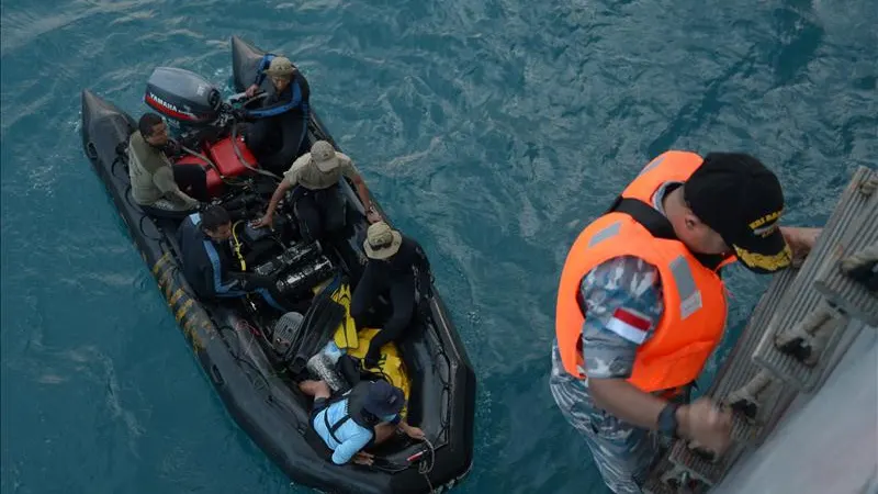 Hallan una de las cajas negras del avión de Air Asia siniestrado