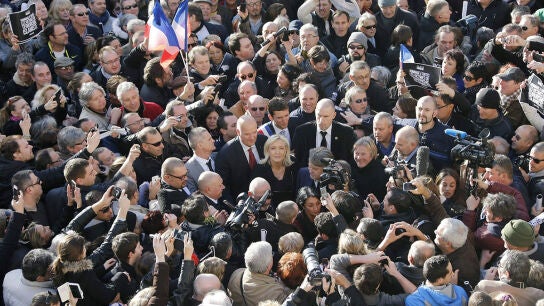 Le Pen se manifiesta a 700 kil&oacute;metros de Par&iacute;s y pide que se reabra el debate sobre la pena de muerte