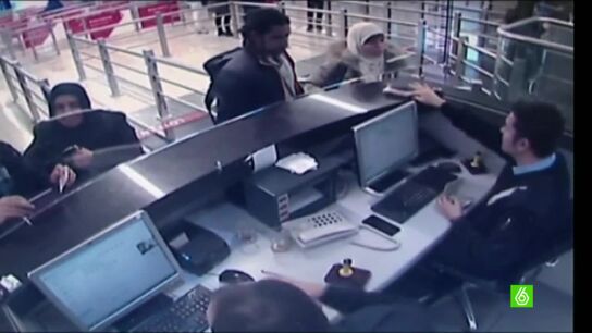 Hayat Boumeddienne en el aeropuerto de Estambul
