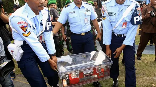 Soldados portan la caja negra del avión de AirAsia QZ8501 Soldados portan la caja negra del avión de AirAsia QZ8501