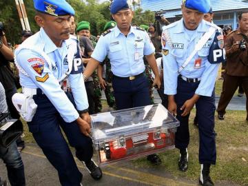 Soldados portan la caja negra del avión de AirAsia QZ8501 Soldados portan la caja negra del avión de AirAsia QZ8501