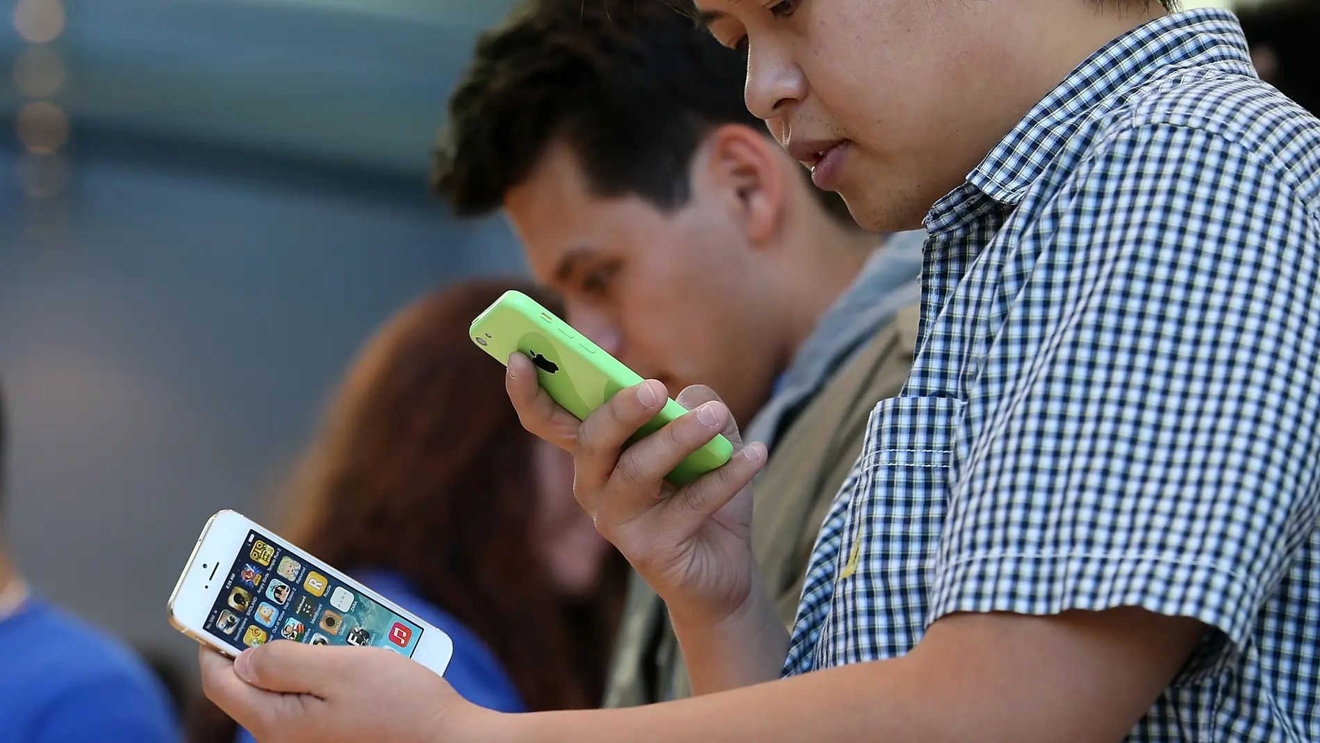 Jóvenes probando un iPhone