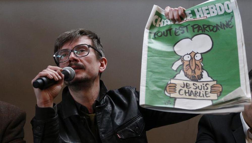 El caricaturista  Luz sostiene la nueva portada de Charlie Hebdo