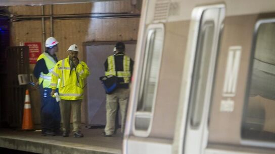 Operarios en la estaci&oacute;n de L&acute;Enfant Plaza en la que ha muerto una mujer en Washington.