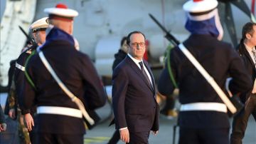 Hollande, durante el acto en el portaaviones