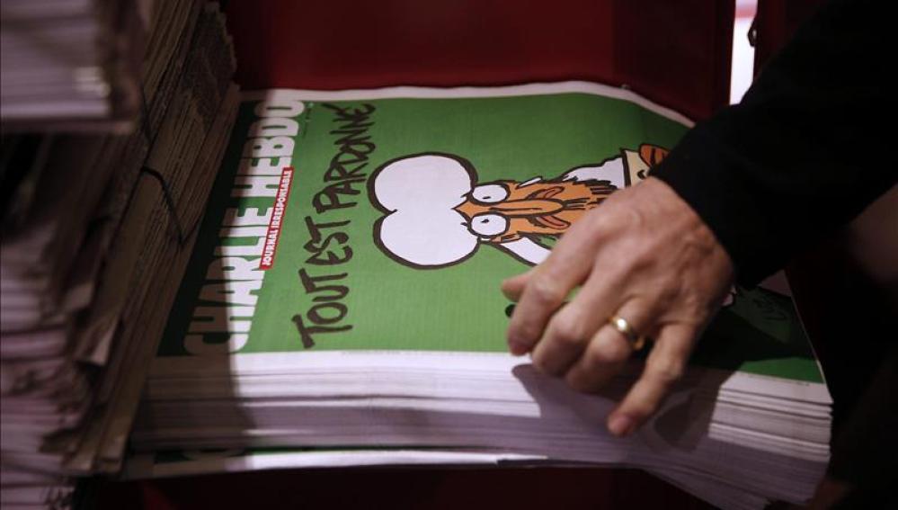 La nueva edición del semanario satírico Charlie Hebdo, puesto a la venta