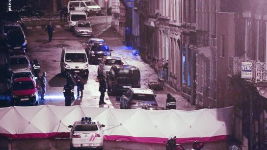 Varios polic&iacute;as permanecen en la calle donde se llev&oacute; a cabo una operaci&oacute;n antiterrorista