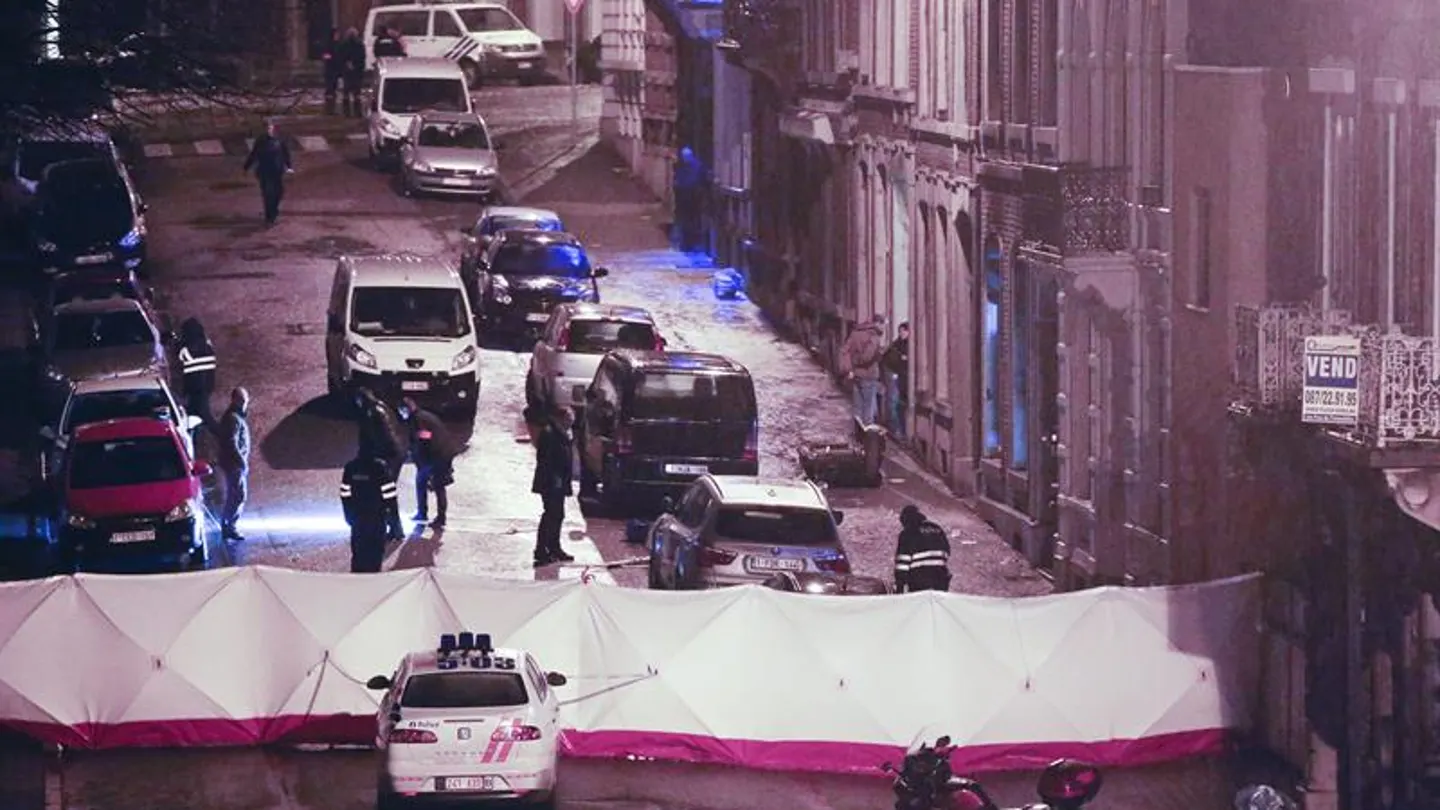 Varios policías permanecen en la calle donde se llevó a cabo una operación antiterrorista Varios policías permanecen en la calle donde se llevó a cabo una operación antiterrorista