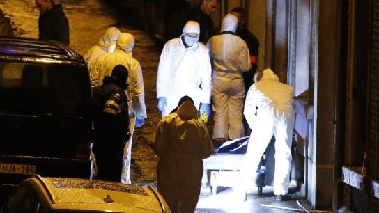 Polic&iacute;as forenses inspeccionan la escena donde se llev&oacute; a cabo una operaci&oacute;n antiterrorista