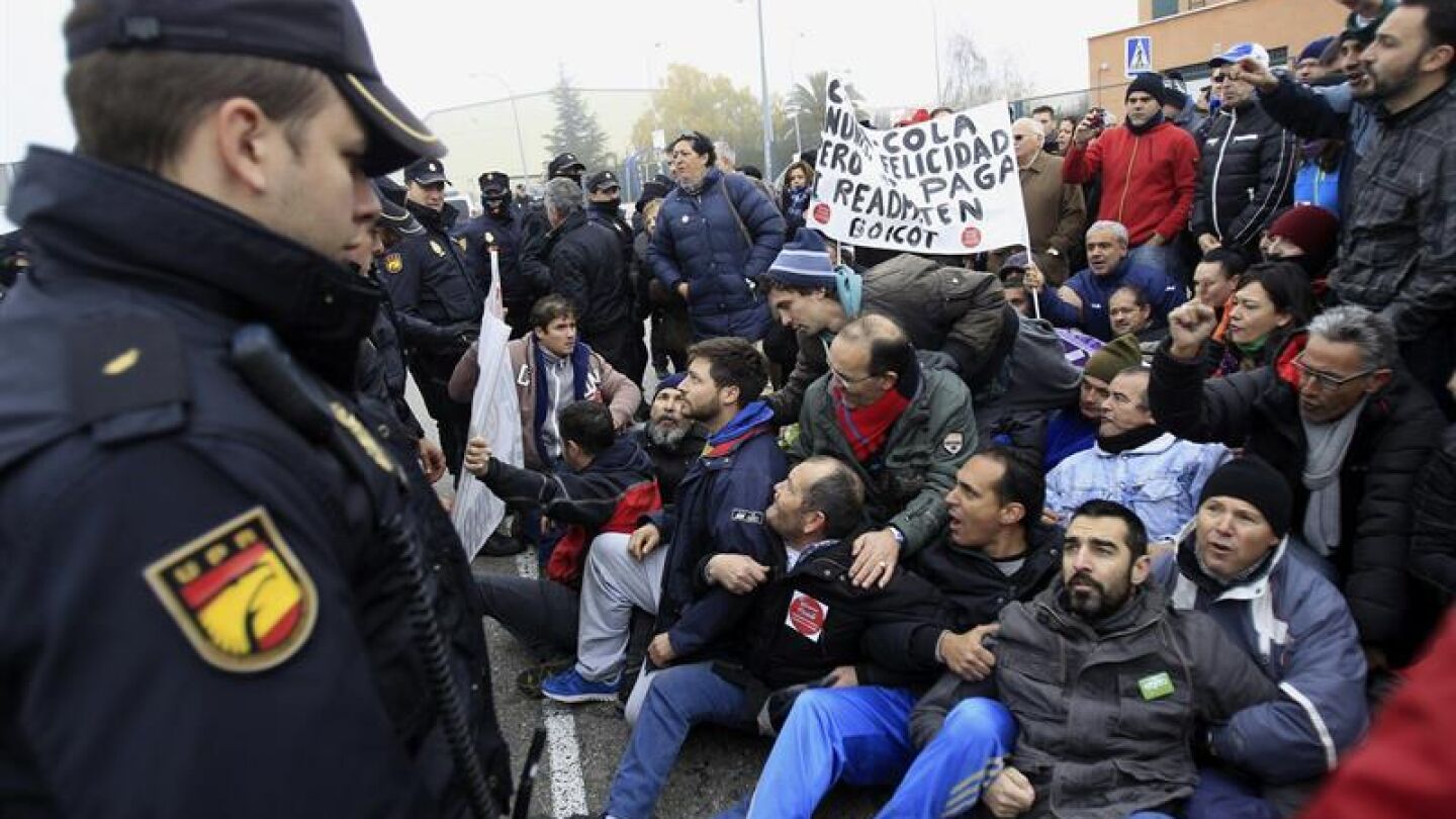 Trabajadores de la planta de Coca-Cola en Fuenlabrada protestan en la entrada de la f&aacute;brica