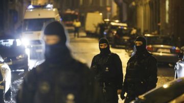 Varios antidisturbios vigilan los accesos cerrados a la calle donde se ha llevado a cabo una operación antiterrorista en la ciudad de Verviers