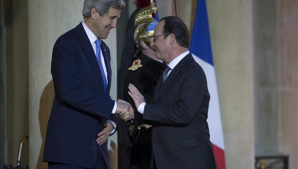 Kerry es recibido por Hollande para hablar de los atentados en Francia