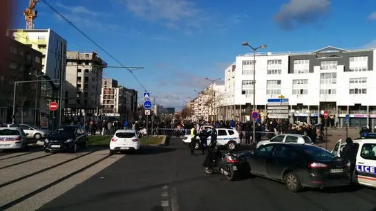 Varios policías en Colombes, a 10km de París Varios policías en Colombes, a 10km de París