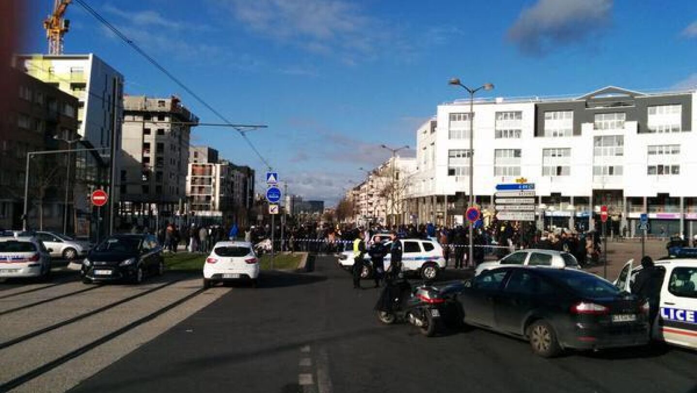 Varios polic&iacute;as en Colombes, a 10km de Par&iacute;s