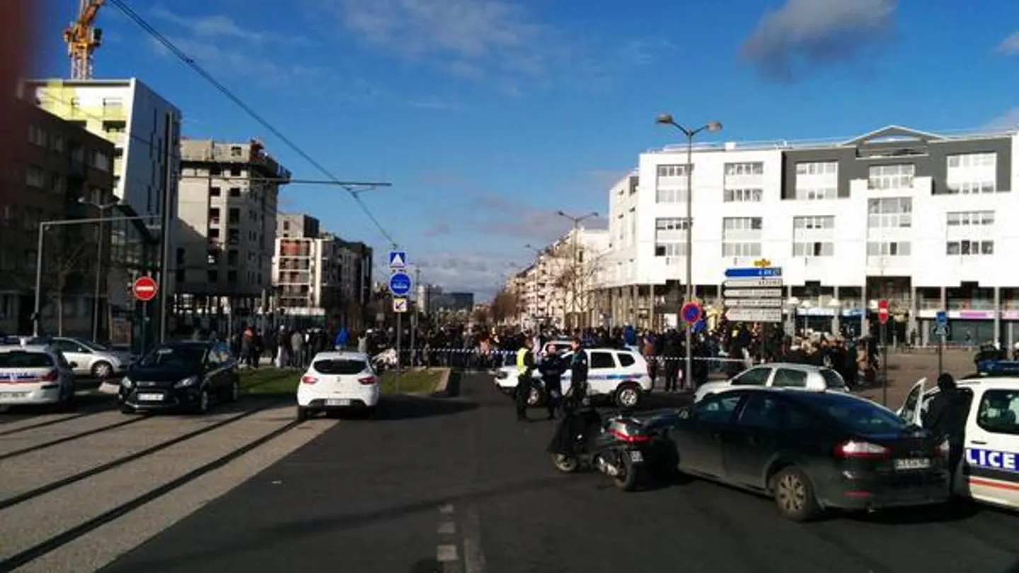 Varios policías en Colombes, a 10km de París Varios policías en Colombes, a 10km de París