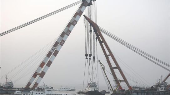 Hundimiento de un barco en el curso bajo del r&iacute;o Yangts&eacute; 