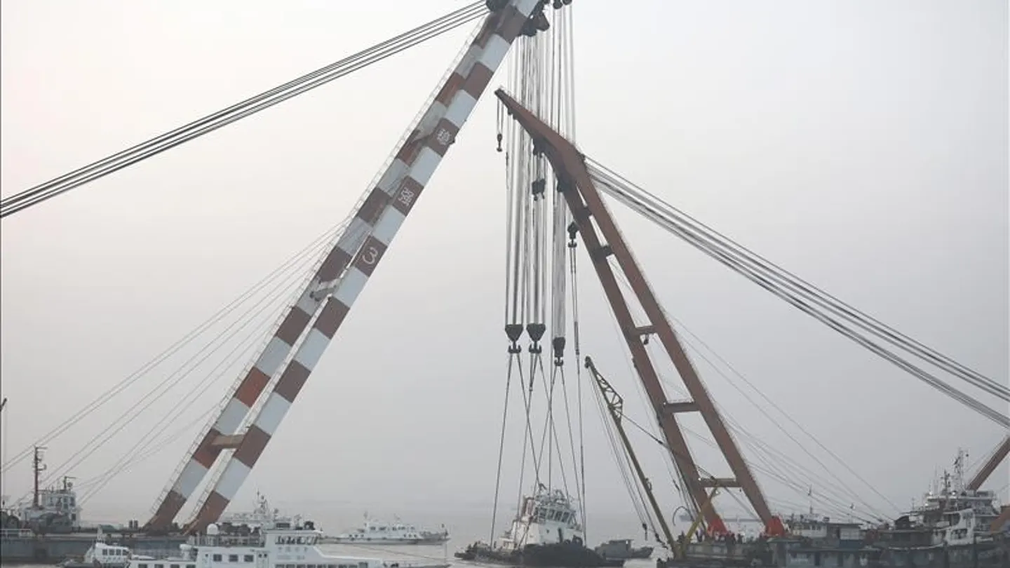 Hundimiento de un barco en el curso bajo del río Yangtsé Hundimiento de un barco en el curso bajo del río Yangtsé