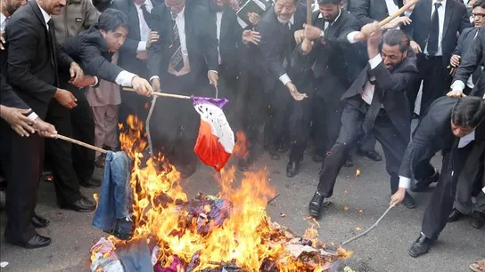 No sólo en Níger, en otros países, como Pakistán, se han quemado banderas francesas en protesta por las caricaturas de Mahoma No sólo en Níger, en otros países, como Pakistán, se han quemado banderas francesas en protesta por las caricaturas de Mahoma