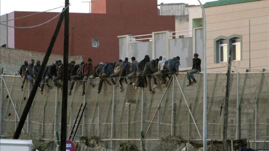 Imagen de unos inmigrantes encaramados en la valla de Melilla el pasado mes de diciembre.