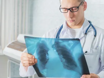 Un médico mira una radiografía de un pac Un médico mira una radiografía de un pac