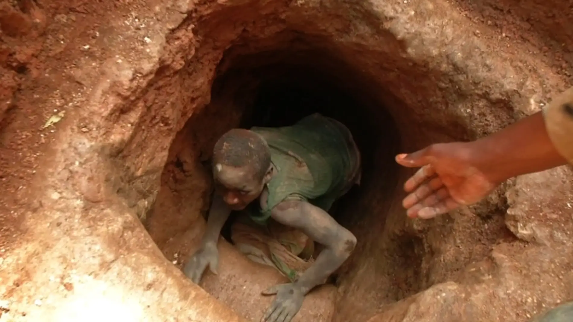 Un minero en una explotación del Congo