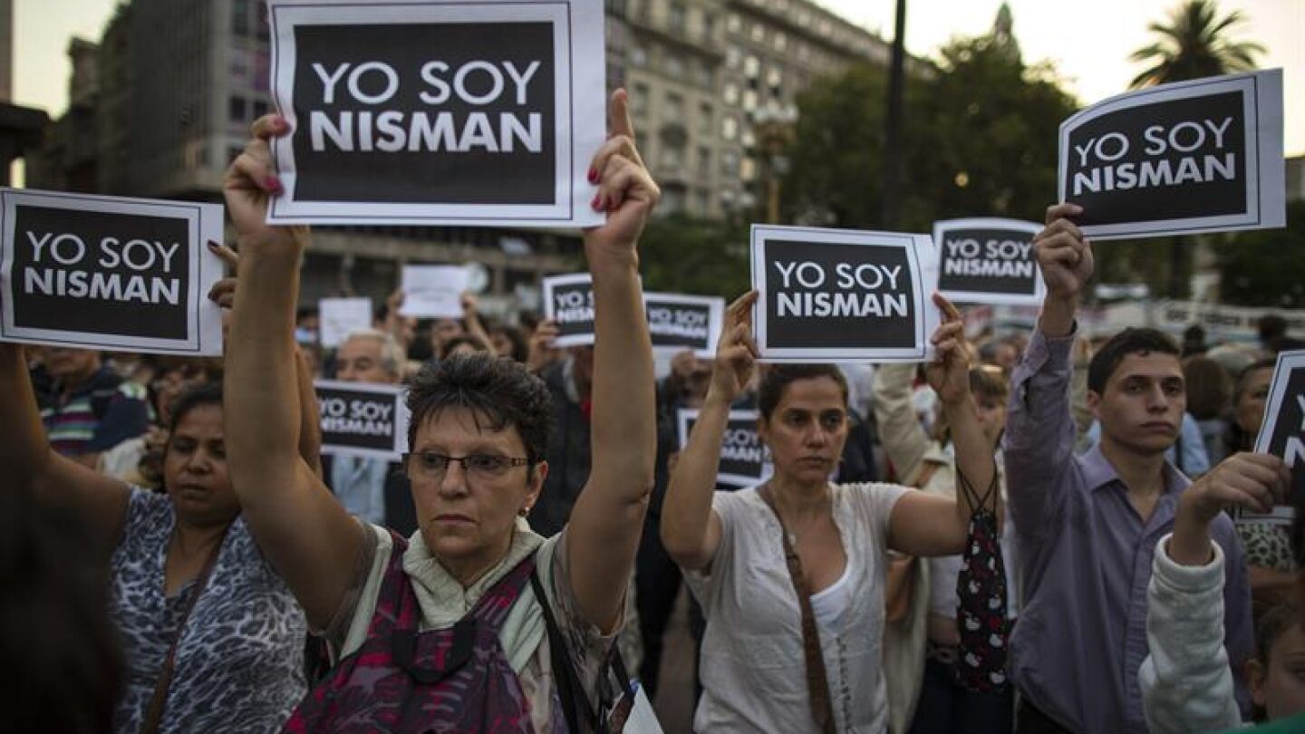 Miles de personas marchan en Buenos Aires para protestar por la muerte del fiscal