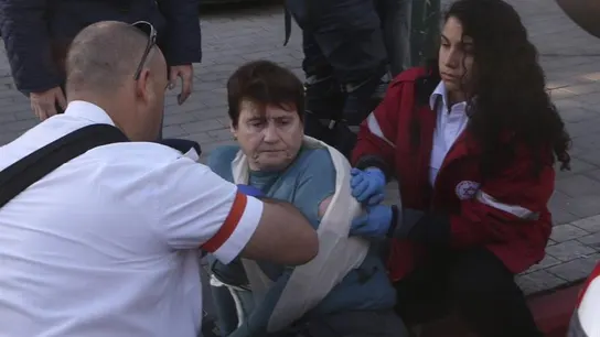 Una mujer recibe ayuda tras el ataque a un autobús en Tel Aviv Una mujer recibe ayuda tras el ataque a un autobús en Tel Aviv
