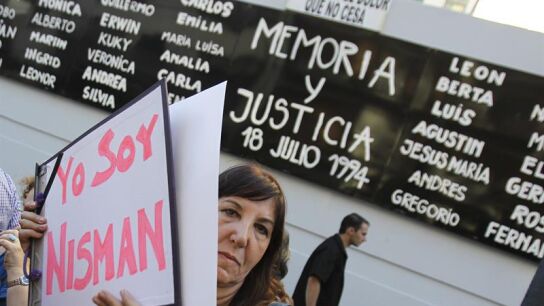 Una mujer sostiene un cartel que dice "Yo soy Nisman" durante una manifestaci&oacute;n