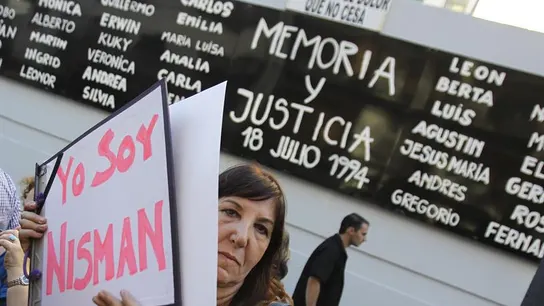 Una mujer sostiene un cartel que dice "Yo soy Nisman" durante una manifestación Una mujer sostiene un cartel que dice "Yo soy Nisman" durante una manifestación