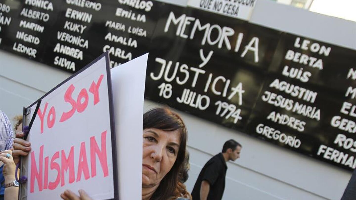 Una mujer sostiene un cartel que dice "Yo soy Nisman" durante una manifestaci&oacute;n