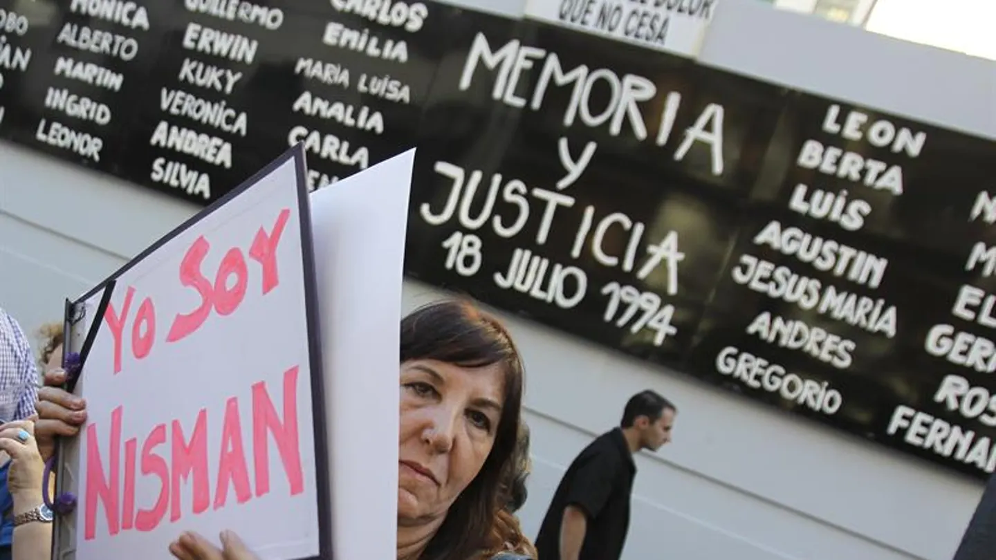 Una mujer sostiene un cartel que dice "Yo soy Nisman" durante una manifestación Una mujer sostiene un cartel que dice "Yo soy Nisman" durante una manifestación