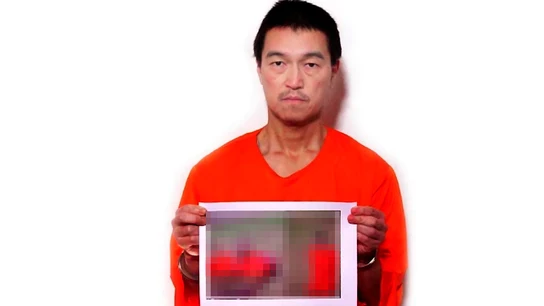 El rehén japonés muestra un cartel con la imagen de su compañero ejecutado El rehén japonés muestra un cartel con la imagen de su compañero ejecutado