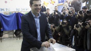 El líder de la izquierdista Syriza, Alexis Tsipras, ejerce su derecho al voto