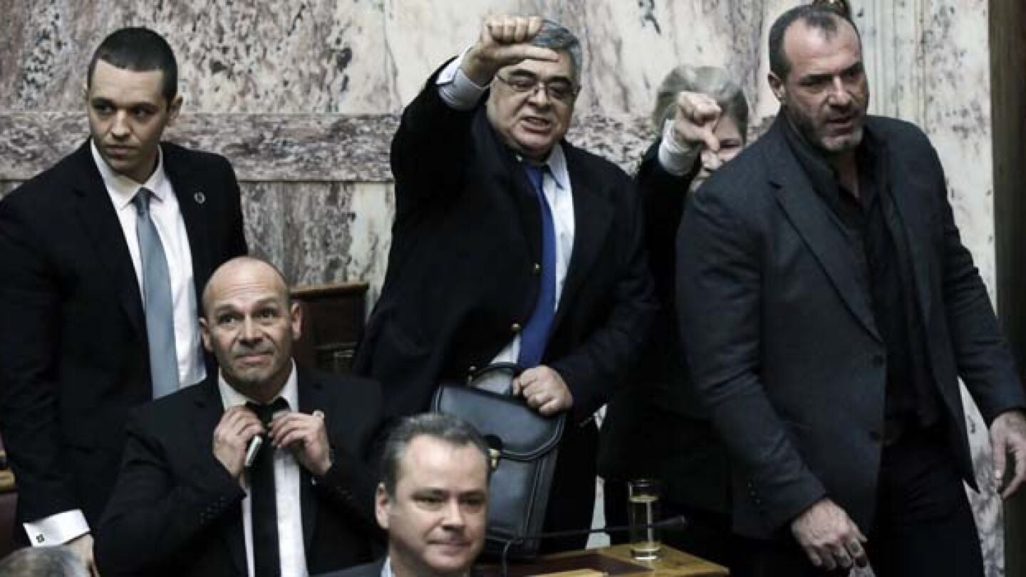 El l&iacute;der neonazi griego celebra el tercer puesto para su partido