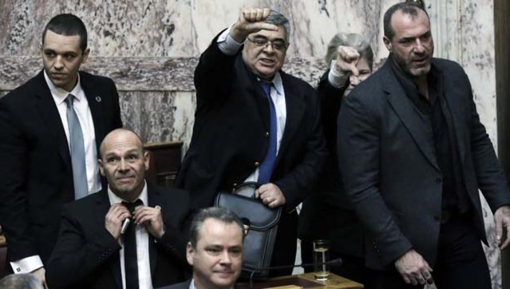 El líder neonazi griego celebra el tercer puesto para su partido