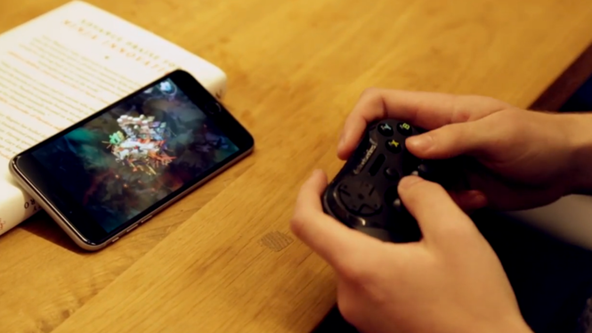 Iphone con stick para jugar