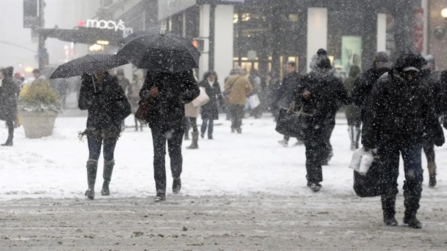 Personas caminando durante una nevada en Nueva York Personas caminando durante una nevada en Nueva York