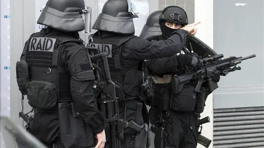 La unidad de elite de la policía francesa ha detenido a al menos cinco personas en Lune La unidad de elite de la policía francesa ha detenido a al menos cinco personas en Lune