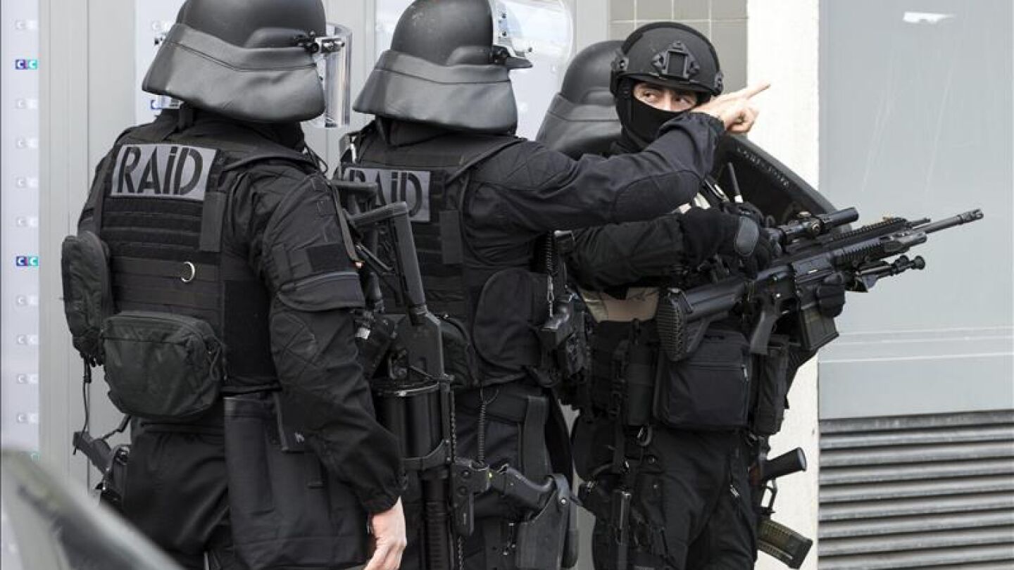 La unidad de elite de la polic&iacute;a francesa ha detenido a al menos cinco personas en Lune