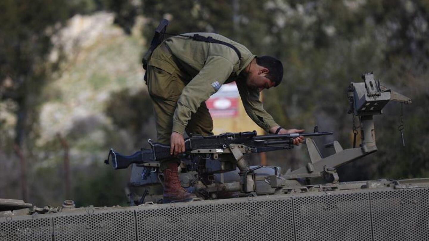 Soldados israel&iacute;es colocan una ametralladora sobre su veh&iacute;culo