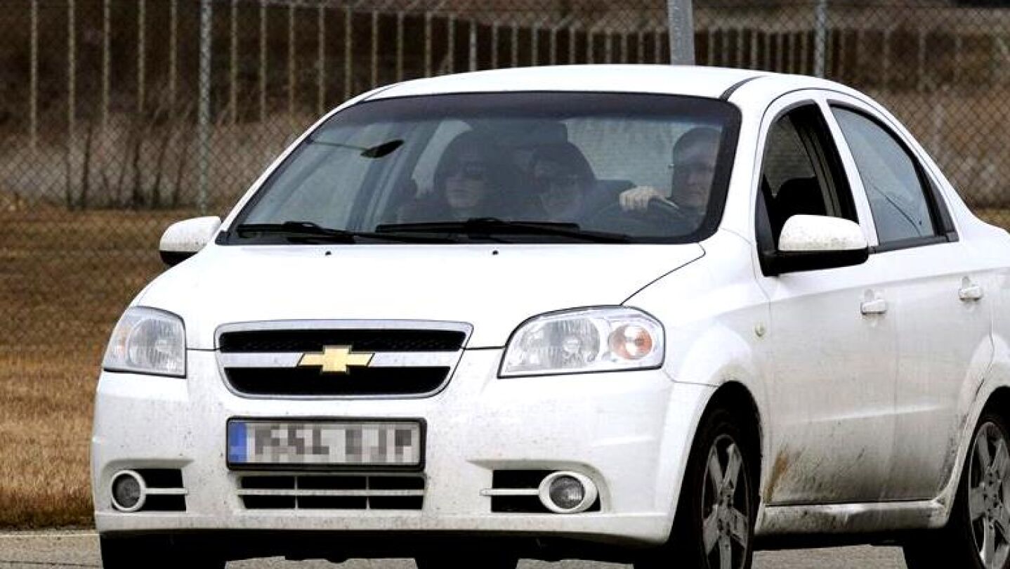Raquel Gago saliendo de la c&aacute;rcel en el coche de un funcionario